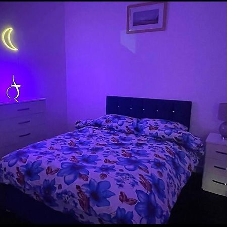 Апартаменты Modern 2-Bed Flat In Salford Манчестер Экстерьер фото