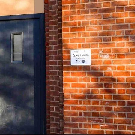 Апартаменты Modern 2-Bed Flat In Salford Манчестер Экстерьер фото