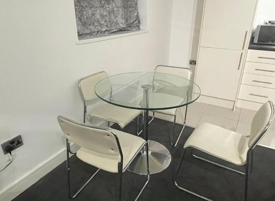 Апартаменты Modern 2-Bed Flat In Salford Манчестер Экстерьер фото