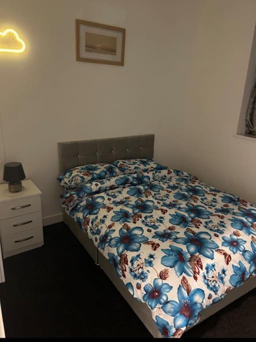 Апартаменты Modern 2-Bed Flat In Salford Манчестер Экстерьер фото