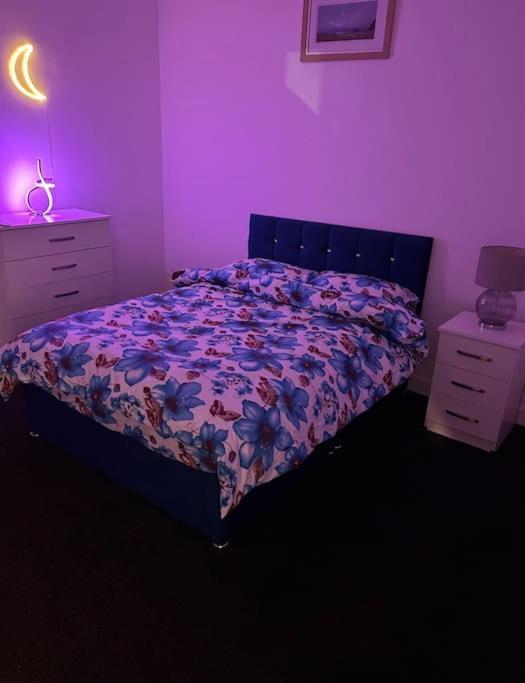 Апартаменты Modern 2-Bed Flat In Salford Манчестер Экстерьер фото