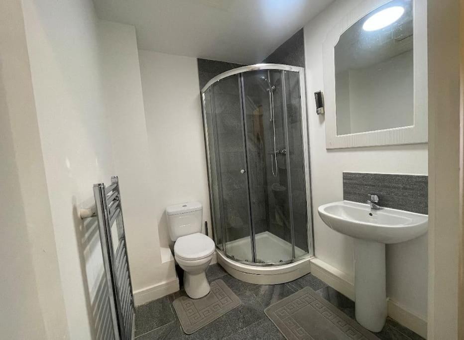 Апартаменты Modern 2-Bed Flat In Salford Манчестер Экстерьер фото