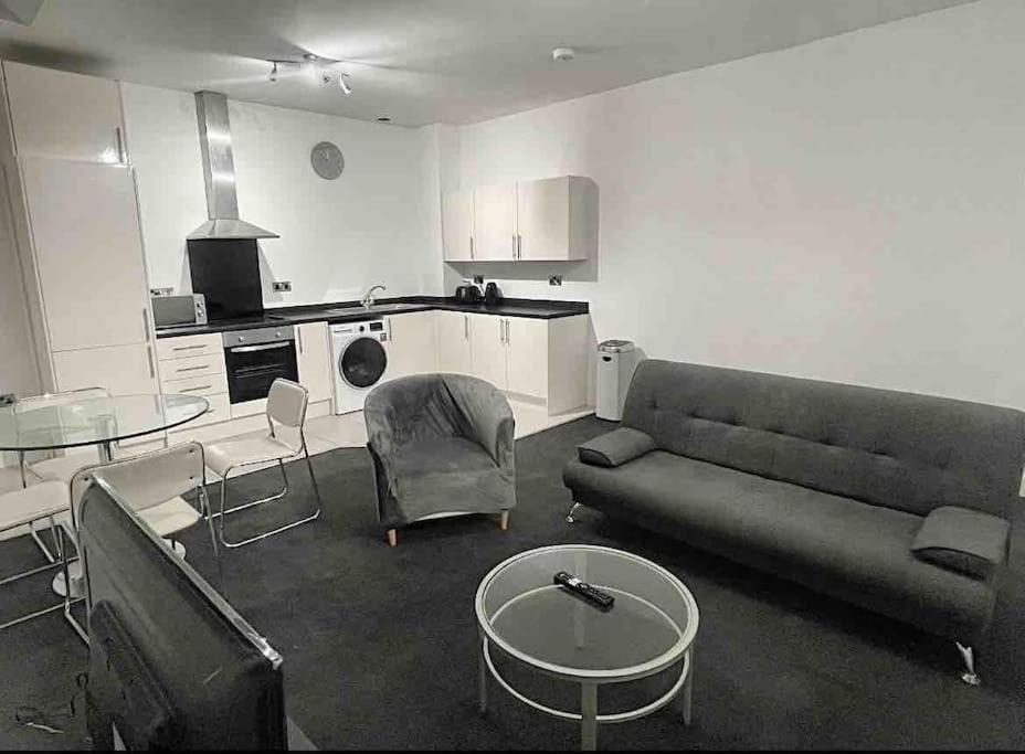 Апартаменты Modern 2-Bed Flat In Salford Манчестер Экстерьер фото
