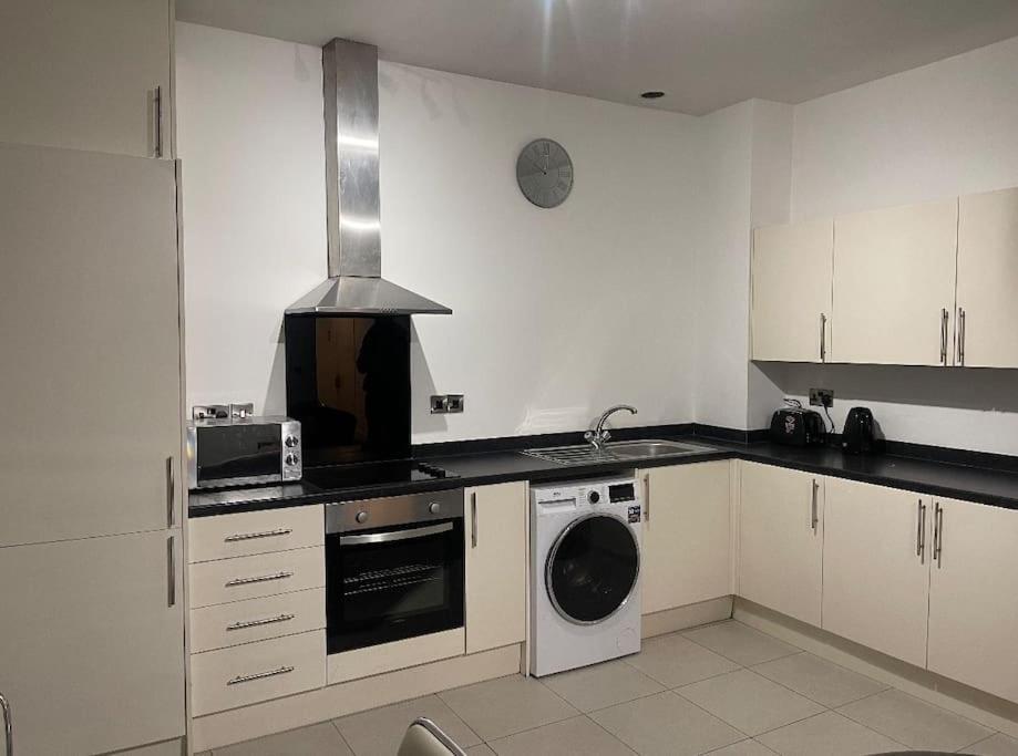 Апартаменты Modern 2-Bed Flat In Salford Манчестер Экстерьер фото
